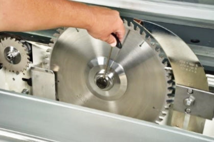 L’invincibile SiX Sliding Table Saw Main Blade with Pro-Lock rapid locking Technology and an EZ-Dial Scoring Blade Set.